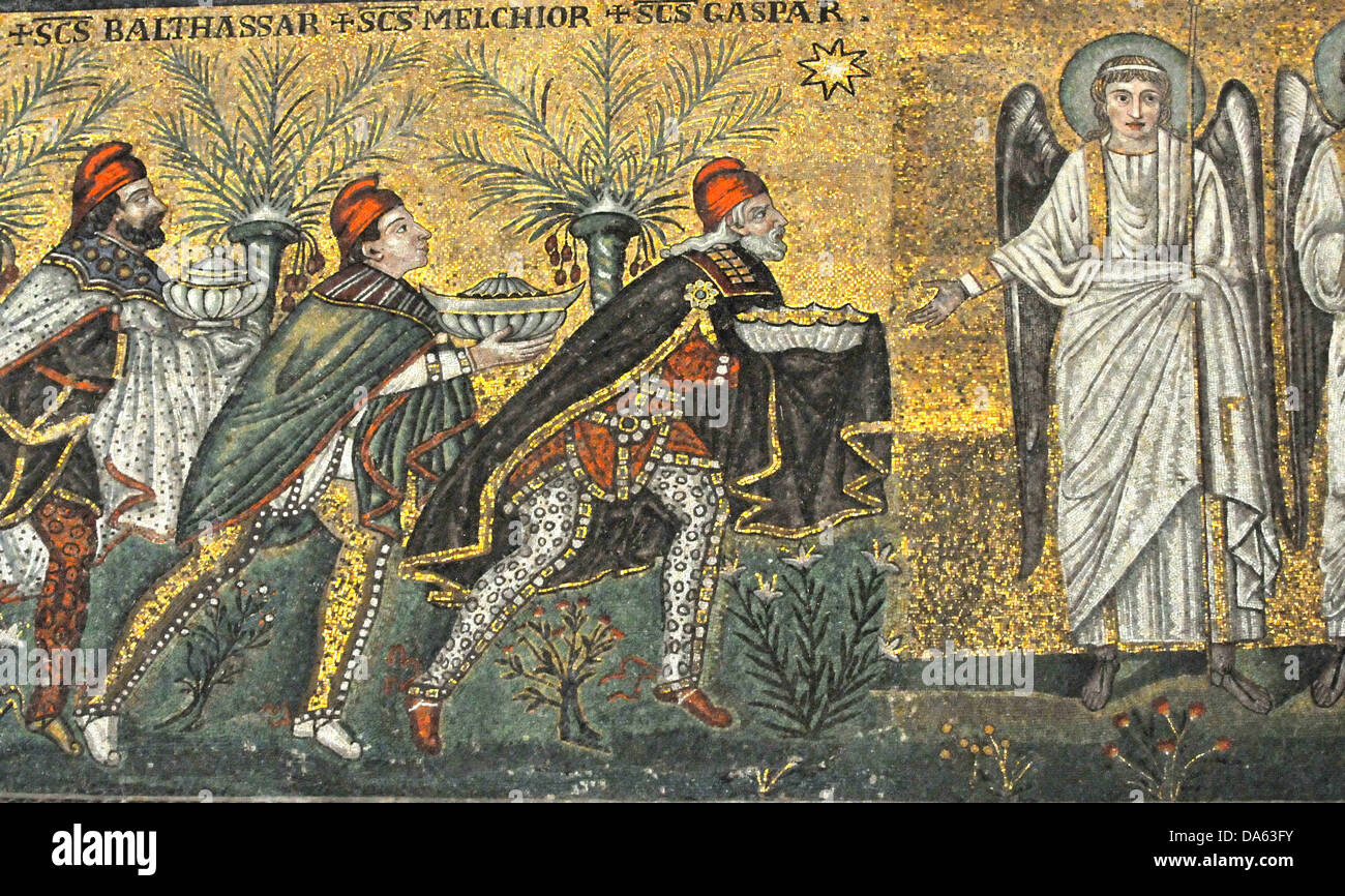 I tre re magi presente i loro doni per un angelo nella scena della natività. Antica UNESCO mosaico elencati da Ravenna, Italia Foto Stock