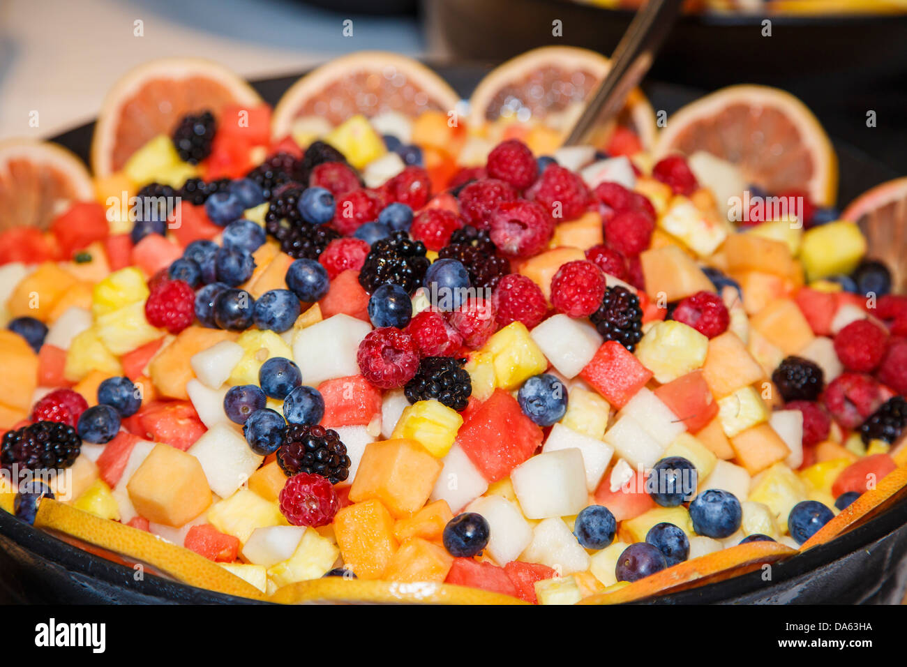 Una grande ciotola di frutta pronto per servire in un buffet o un salad bar Foto Stock