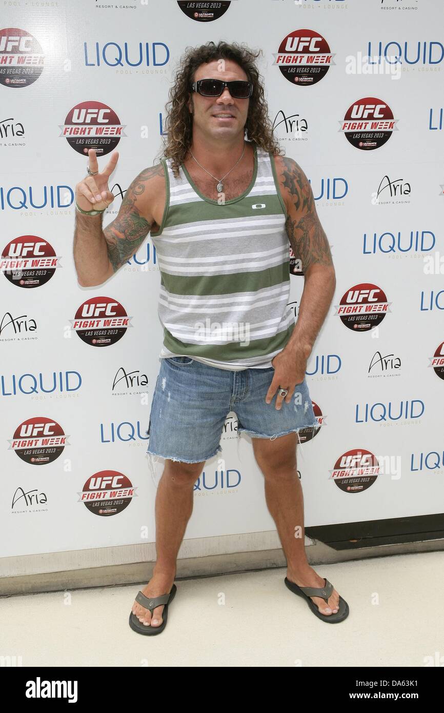 Las Vegas NV. 4 Luglio, 2013. Clay Guida all'arrivo ufficiale di UFC Fight settimana party in piscina di LIQUID Pool Lounge, Aria Resort and Casino al centro della città di Las Vegas, NV Luglio 4, 2013. Credito: James Atoa/Everett raccolta/Alamy Live News Foto Stock