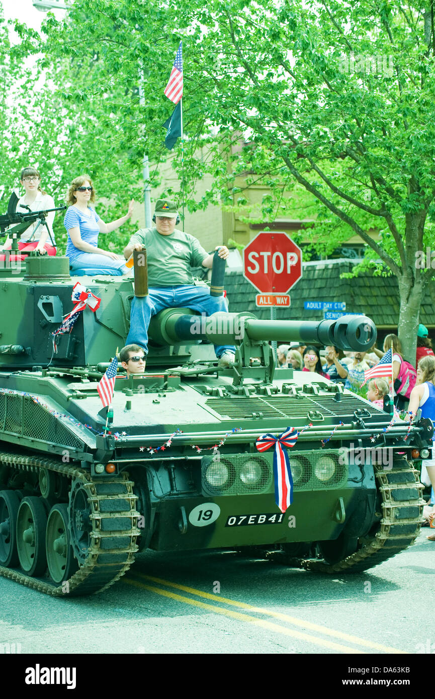 Una proprietà privata serbatoio è guidato lungo la strada principale di Bothell, WA come parte di un quarto di luglio Parade celebra l'America l'indipendenza dalla Gran Bretagna. Foto Stock