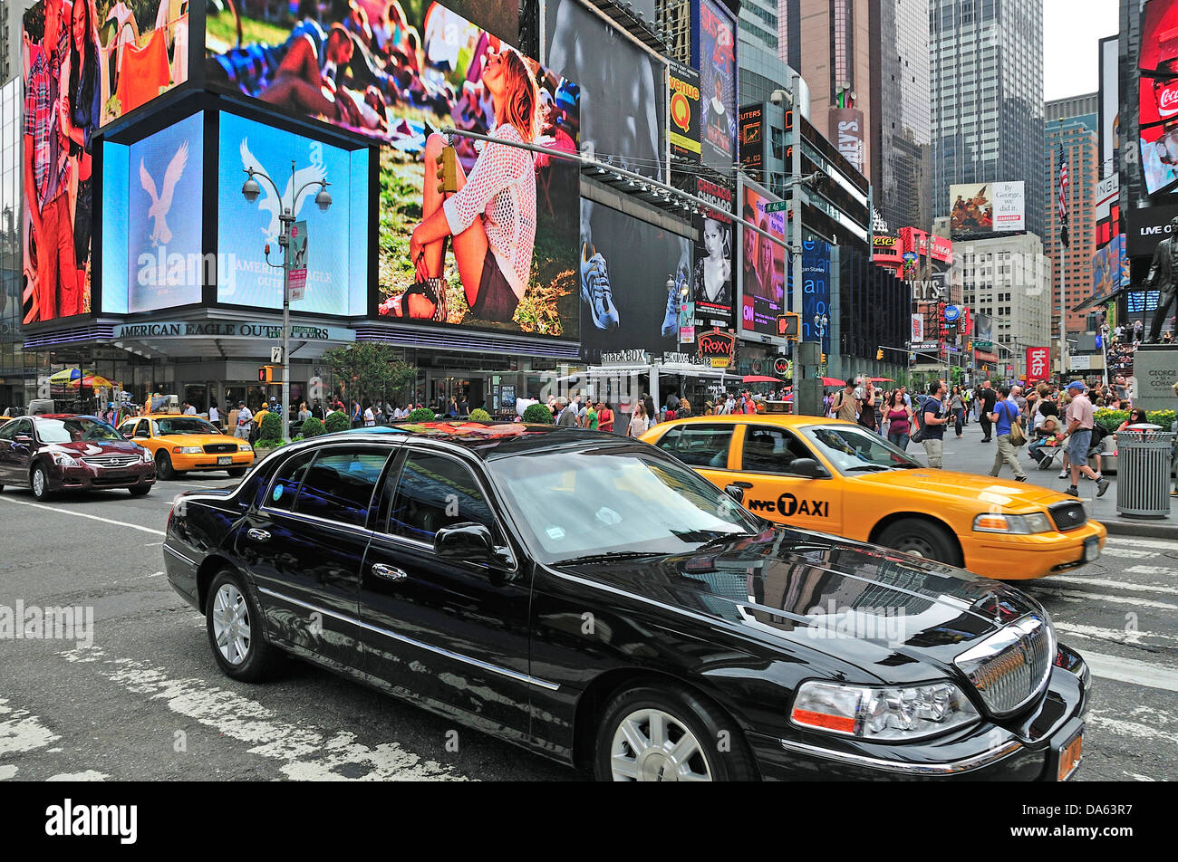 Times Square e Midtown Manhattan, New York, città, USA, America del Nord, America, traffico, Taxi Foto Stock