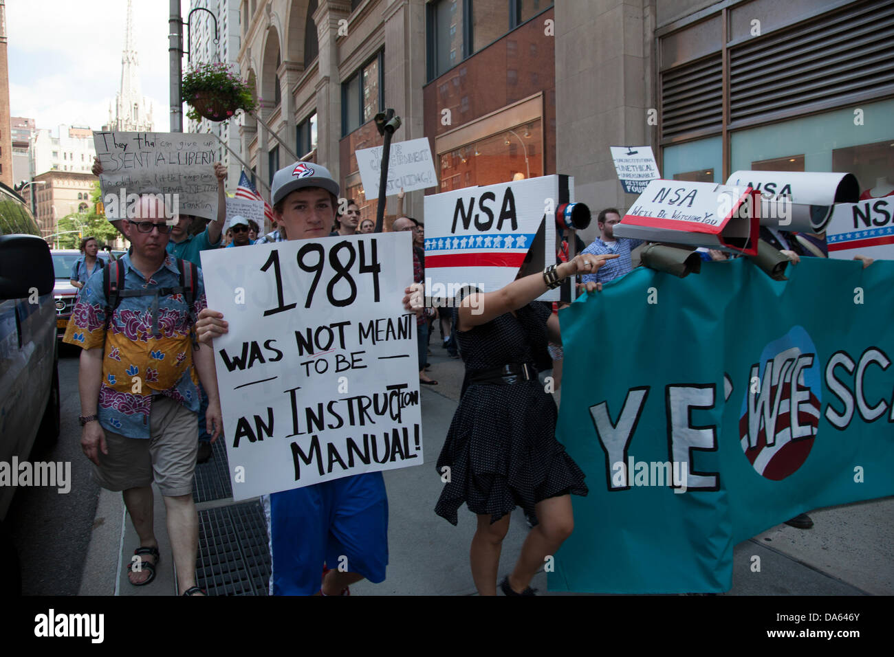 New York, Stati Uniti d'America. 04 Luglio, 2013. Manifestanti marzo giù Broadway a New York il 4 luglio al Federal Hall, dove la dichiarazione di indipendenza è stato originariamente sottoscritto, in segno di protesta a rivelazioni che la NSA (National Security Agency) spies e raccoglie i dati quotidianamente a noi cittadini. Credito: David Grossman/Alamy Live News Foto Stock