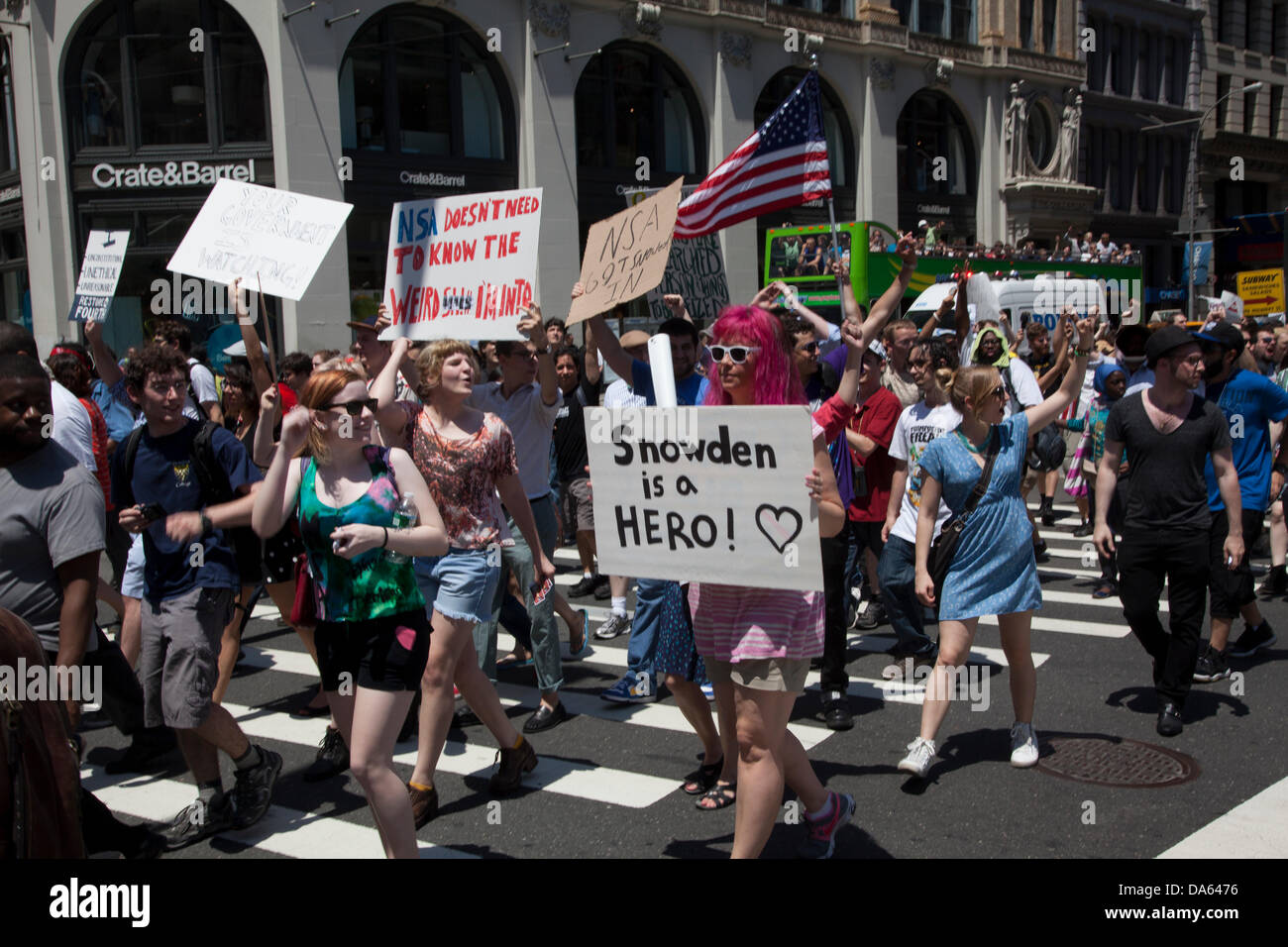 New York, Stati Uniti d'America. 04 Luglio, 2013. Manifestanti marzo giù Broadway a New York il 4 luglio al Federal Hall, dove la dichiarazione di indipendenza è stato originariamente sottoscritto, in segno di protesta a rivelazioni che la NSA (National Security Agency) spies e raccoglie i dati quotidianamente a noi cittadini. Credito: David Grossman/Alamy Live News Foto Stock