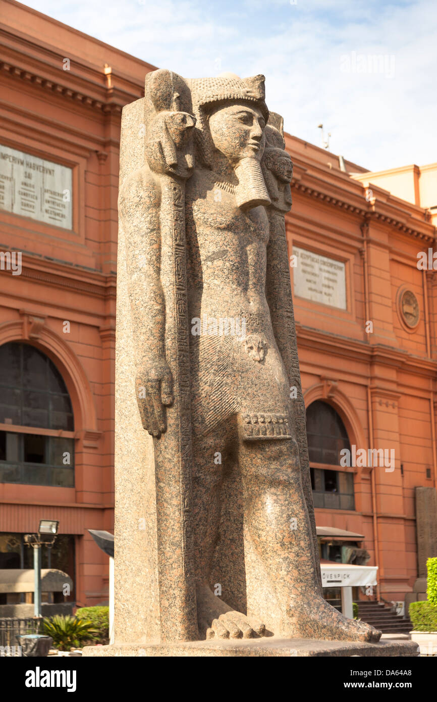 Statua al di fuori del Museo Egizio, noto anche come il Museo delle Antichità Egizie e Museo del Cairo, il Cairo, Egitto Foto Stock