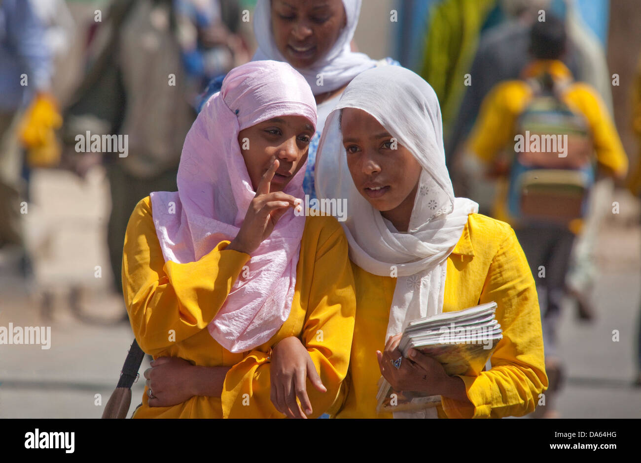 Persone, Harar, Etiopia, UNESCO del patrimonio culturale mondiale, Africa, città, ragazze, allievi, veli Foto Stock