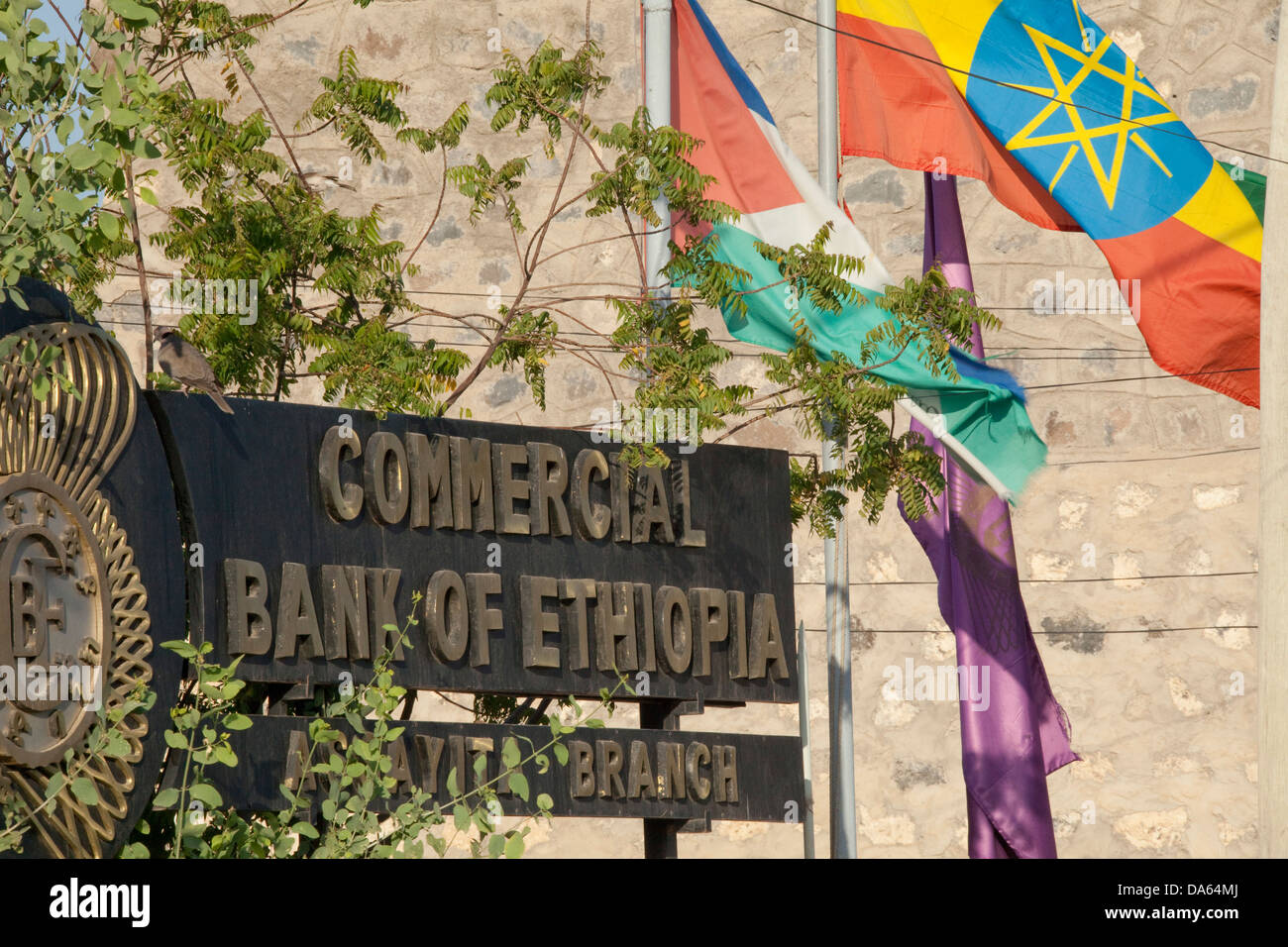 Lontano, Asaita, Africa, città, segno, protezione, bandiere, banca, Etiopia, Foto Stock