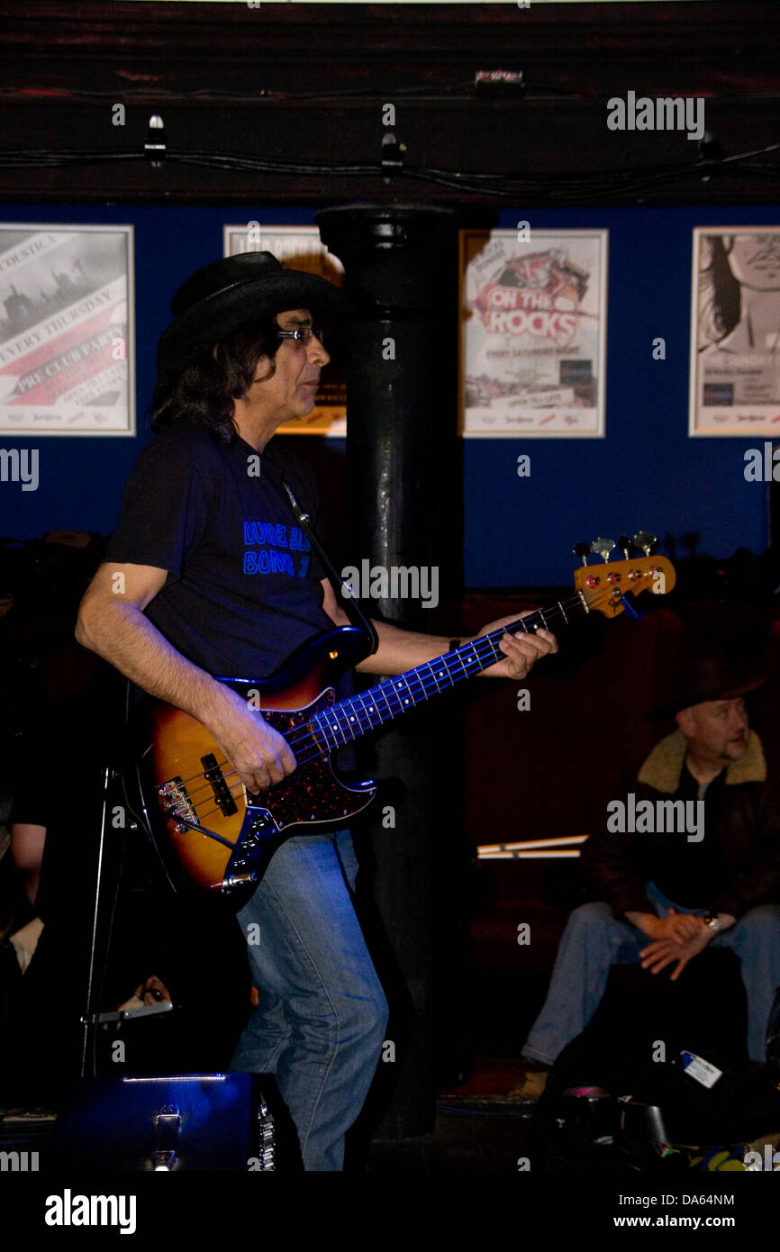Terry Duggan dell'Flaming Stratmen suonare chitarra basso durante il 2013 Blues Bonanza a 20 rocce a Dundee, Regno Unito Foto Stock