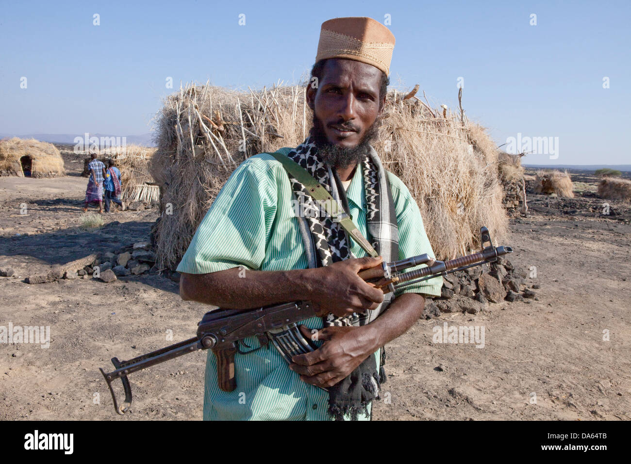 Vulcano Ertale, volcanical, Africa, capanna, guardia, uomo, mitragliatore Foto Stock