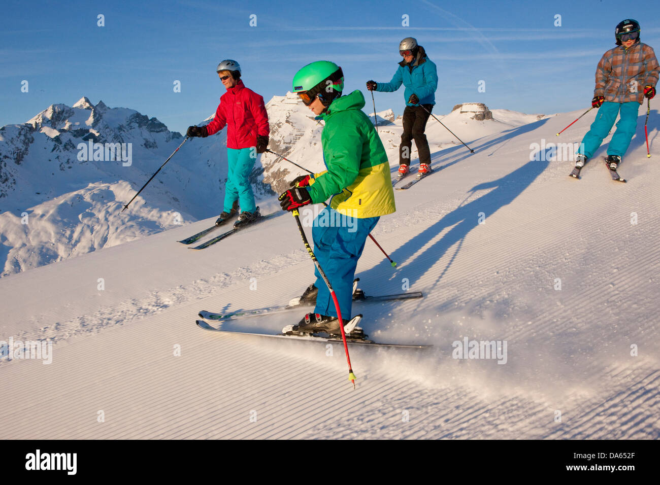 Famiglia, sci, sport invernali, Brigels, montagna, montagne, famiglia, sci sport invernali, carving, Svizzera, Europa Foto Stock