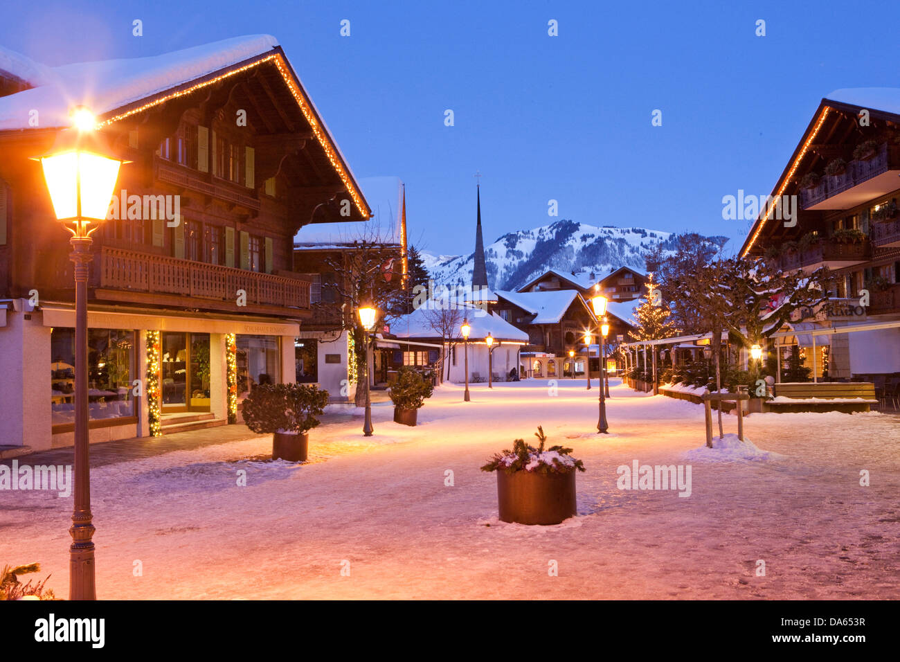 Gstaad, inverno, villaggio, notte, scuro, il cantone di Berna Oberland Bernese, Svizzera, Europa, luci, chalets Foto Stock