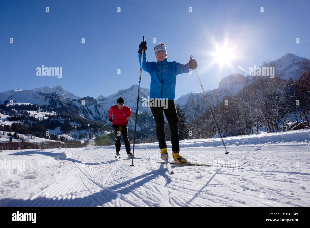Sci da fondo, sci, Lauenen, inverno, villaggio, il cantone di Berna Oberland Bernese, cross-country, sci Svizzera, Europa, giovane, Foto Stock