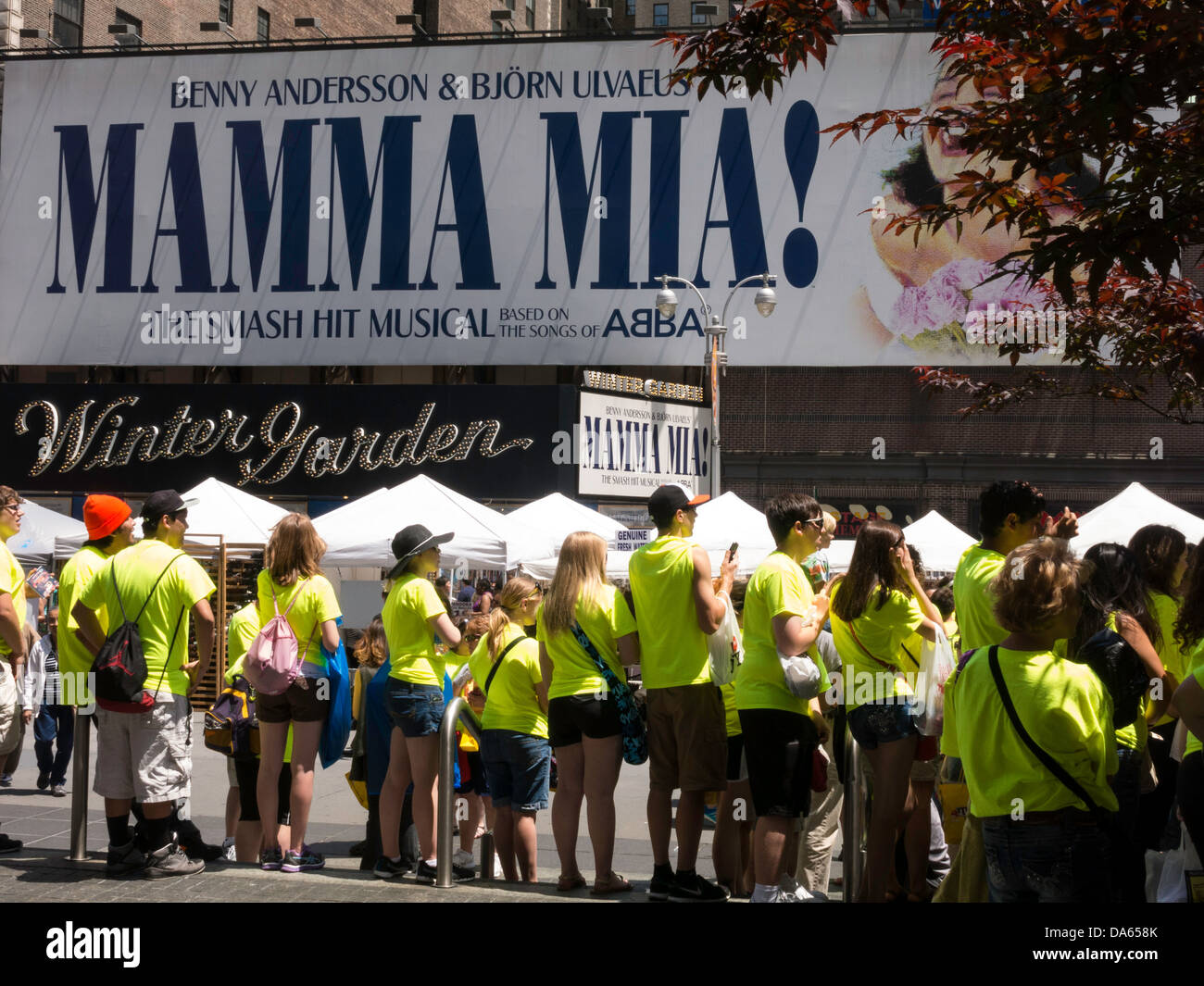 La folla Touring in Times Square NYC Foto Stock