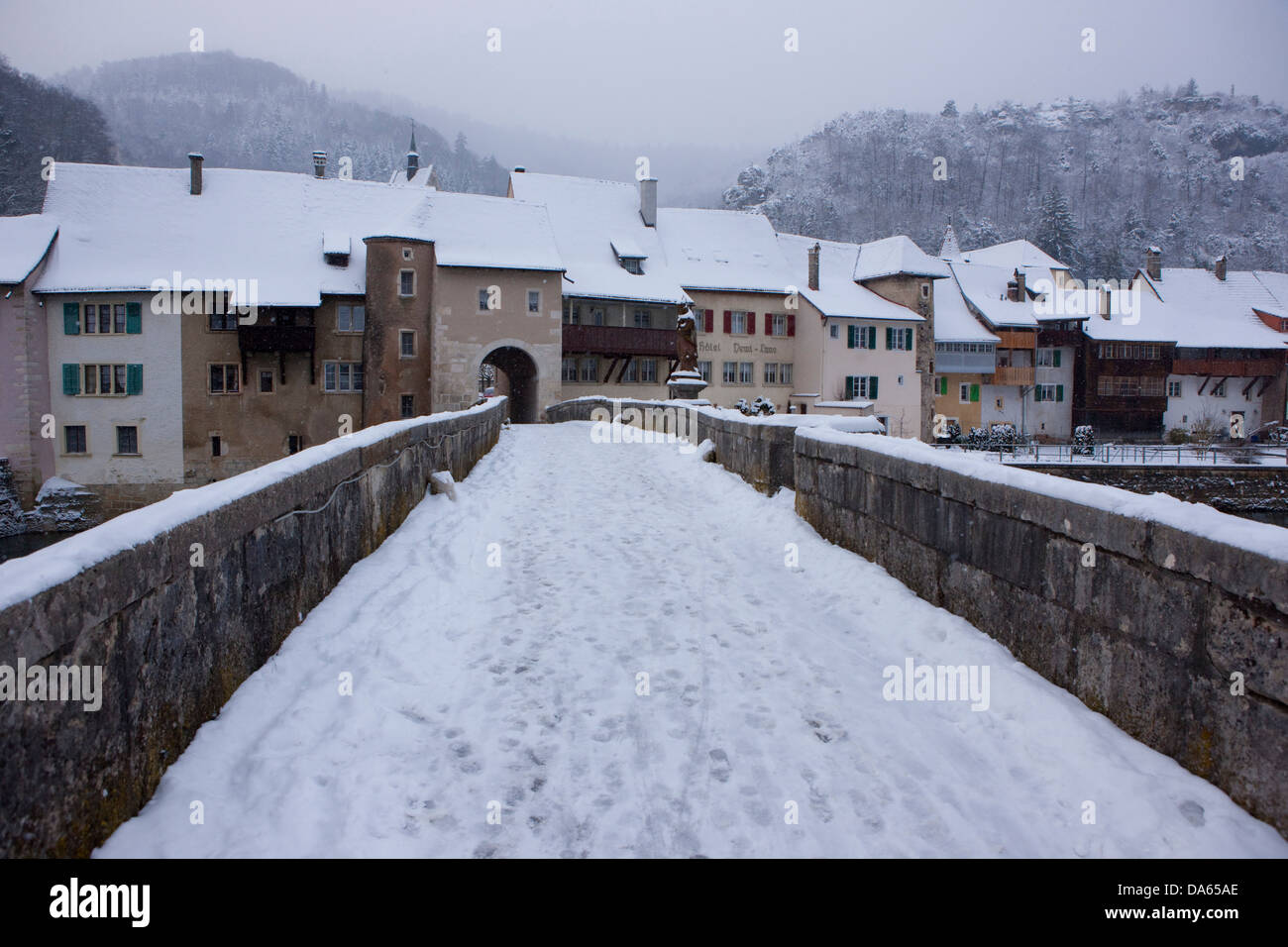 Saint Ursanne, Doubs, inverno, la neve, Canton, JU, Giura, villaggio, bridge, le vie, Svizzera, Europa Foto Stock