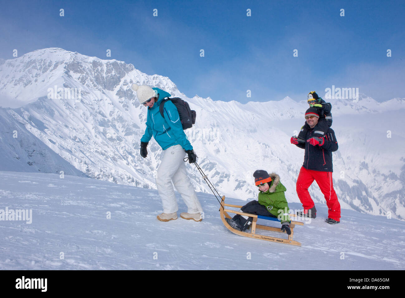 Famiglia, Adelboden, famiglia, bambini, bambini, turismo, vacanze, sentiero in inverno, sport invernali, il cantone di Berna Oberland Bernese, Foto Stock