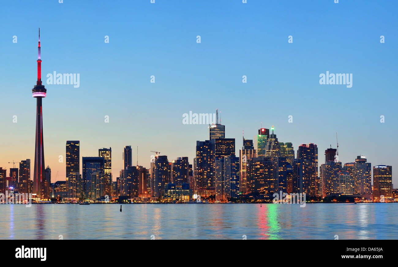 Toronto tramonto sul lago panorama con urban skyline. Foto Stock