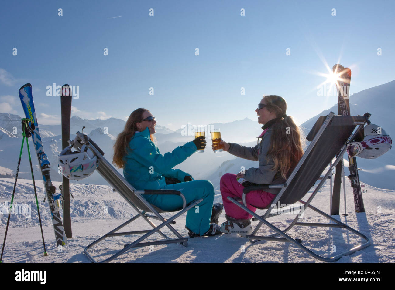 Pausa, Stop, sedia a sdraio, area sciistica, Adelboden, inverno, il cantone di Berna Oberland Bernese, donne, bere, turismo, vacanze, Swi Foto Stock