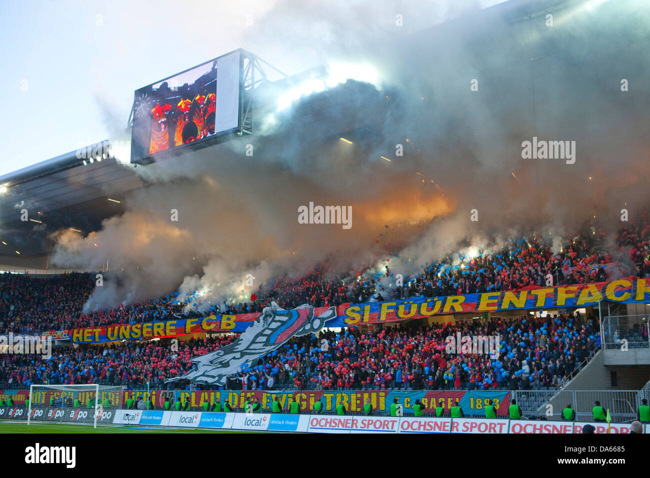 Fuochi d'artificio, Stade de Suisse, stadio Cup-finale, Canton Berna, disposizione, football, calcio, spettatore, fumo, ventole, Svizzera Foto Stock