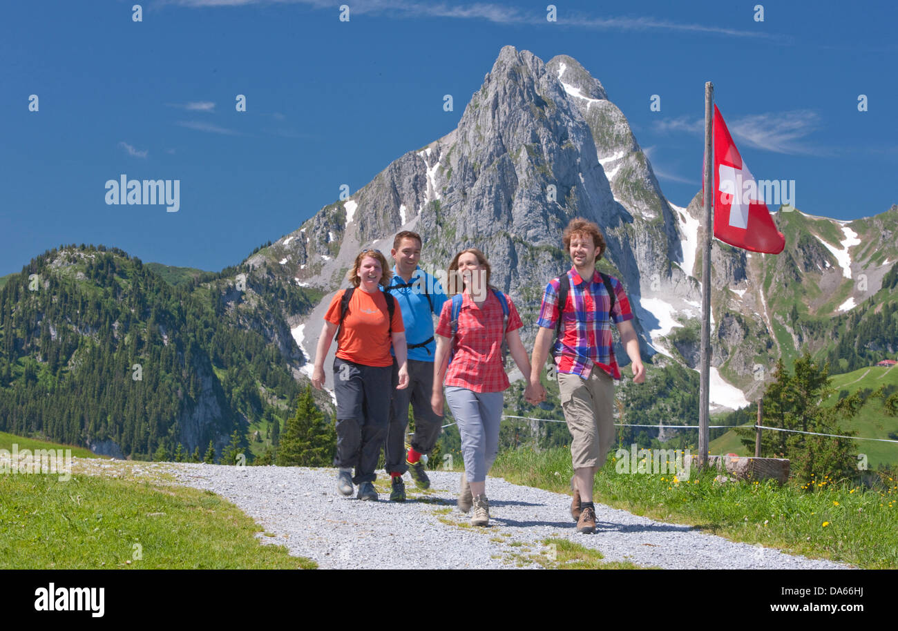 Viaggiatore, Saanenland, Gstaad, Canton Berna, montagna, montagne, giovane, coppie, bandiera svizzera, sport estivi, sentiero, passeggiate, Foto Stock