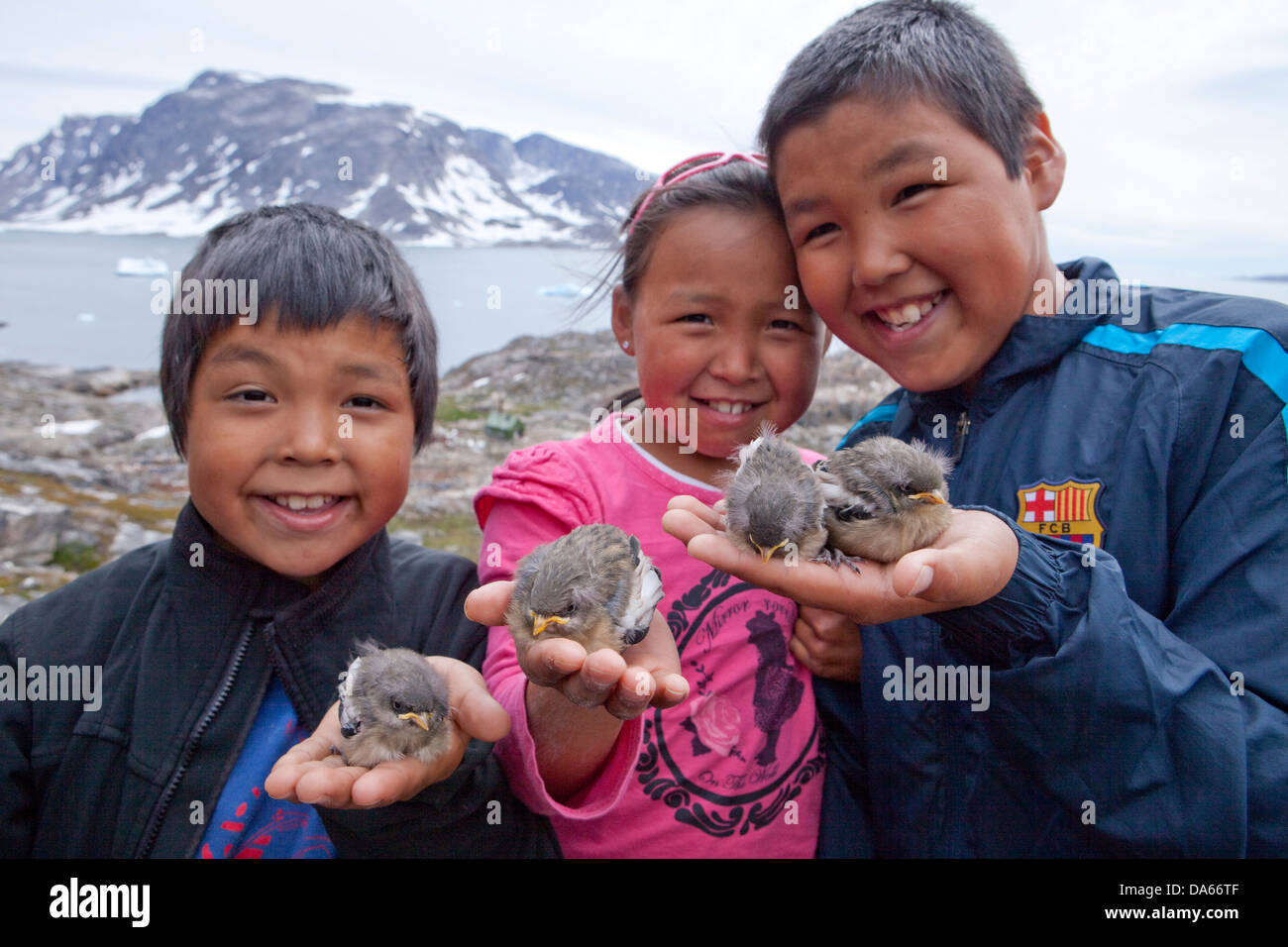 Popolo Inuit, Sermiligaaq, Groenlandia, est della Groenlandia, nave, barca, navi, barche, bambino, bambini, ragazzi, ragazze, Foto Stock