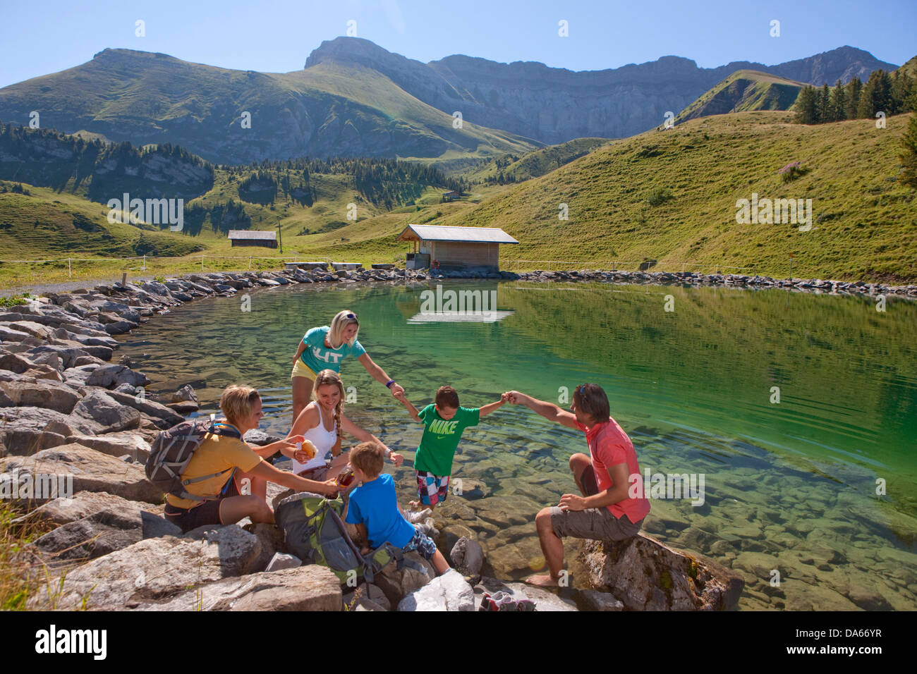 Famiglia, lago di montagna, il cantone di Berna Oberland Bernese, lago di montagna, Lago, famiglia, sentiero, passeggiate, escursioni, trekking, SVIZZ Foto Stock