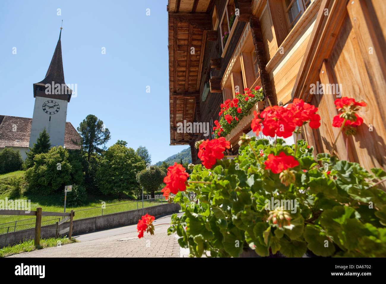 Frutigen, Oberland bernese, Canton Berna, villaggio, chiesa, chalet, Svizzera, Europa Foto Stock