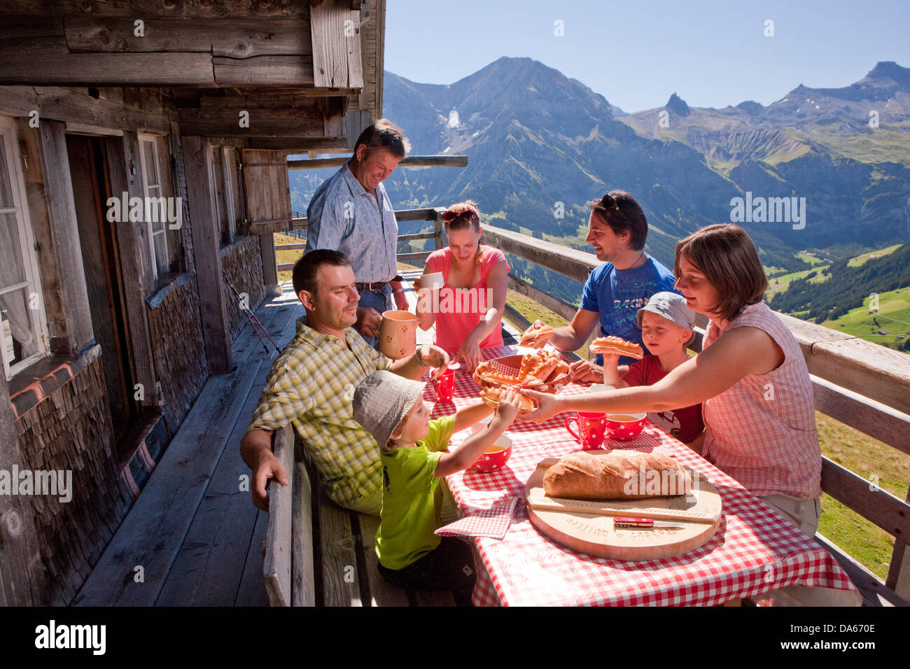 Famiglia, rifugio alpino, mattina il cibo, la colazione, montagna, montagne, il cantone di Berna Oberland Bernese, famiglia, cibo, mangiare, Switzerl Foto Stock