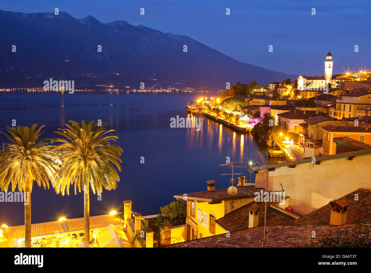 Limone, lago di Garda, panorama, Italia, Europa, lago, laghi, villaggio, di notte, luci Foto Stock
