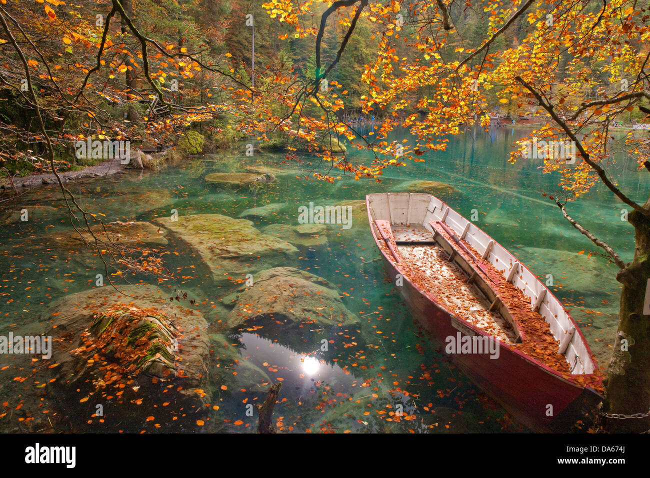 Lago Blu, autunno, lago di montagna, lago, autunno, nave, barca, e il lago, laghi, acqua, Svizzera, Europa Foto Stock