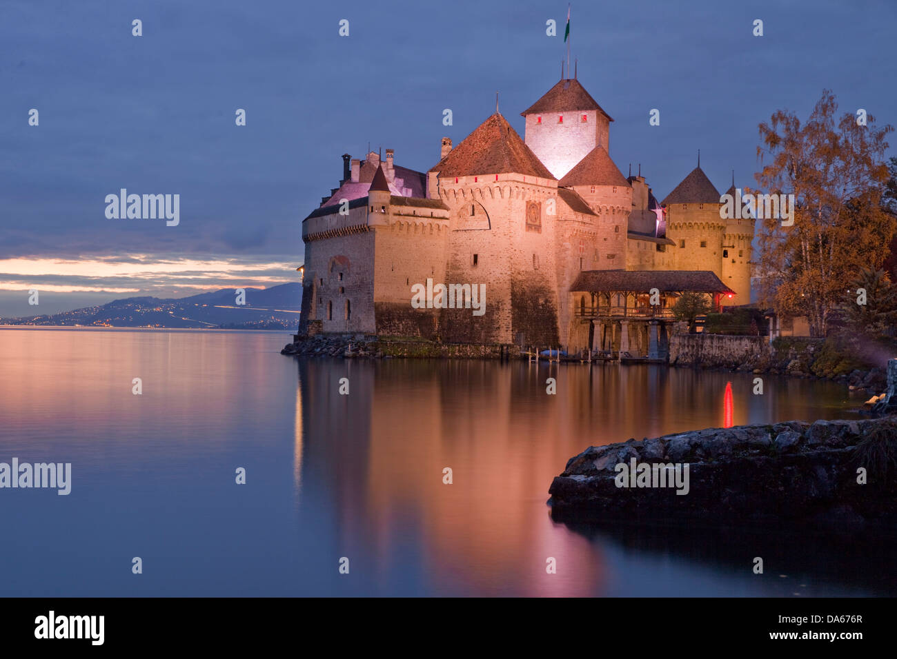 Castello di Chillon, sul lago di Ginevra, l'autunno, notte scura, castello, lago, laghi, Canton, VD, Vaud, Lac Leman, Svizzera, Europa a nig Foto Stock