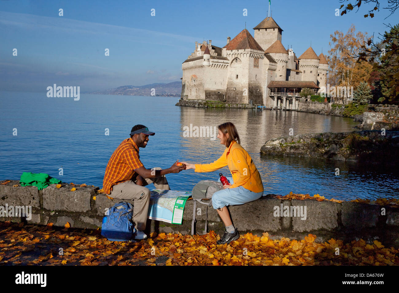 Viaggiatore, Castello di Chillon, autunno, castello, lago, laghi, Canton, VD, Vaud, sul lago di Ginevra, Lac Leman, sentiero, passeggiate, escursioni, tr Foto Stock