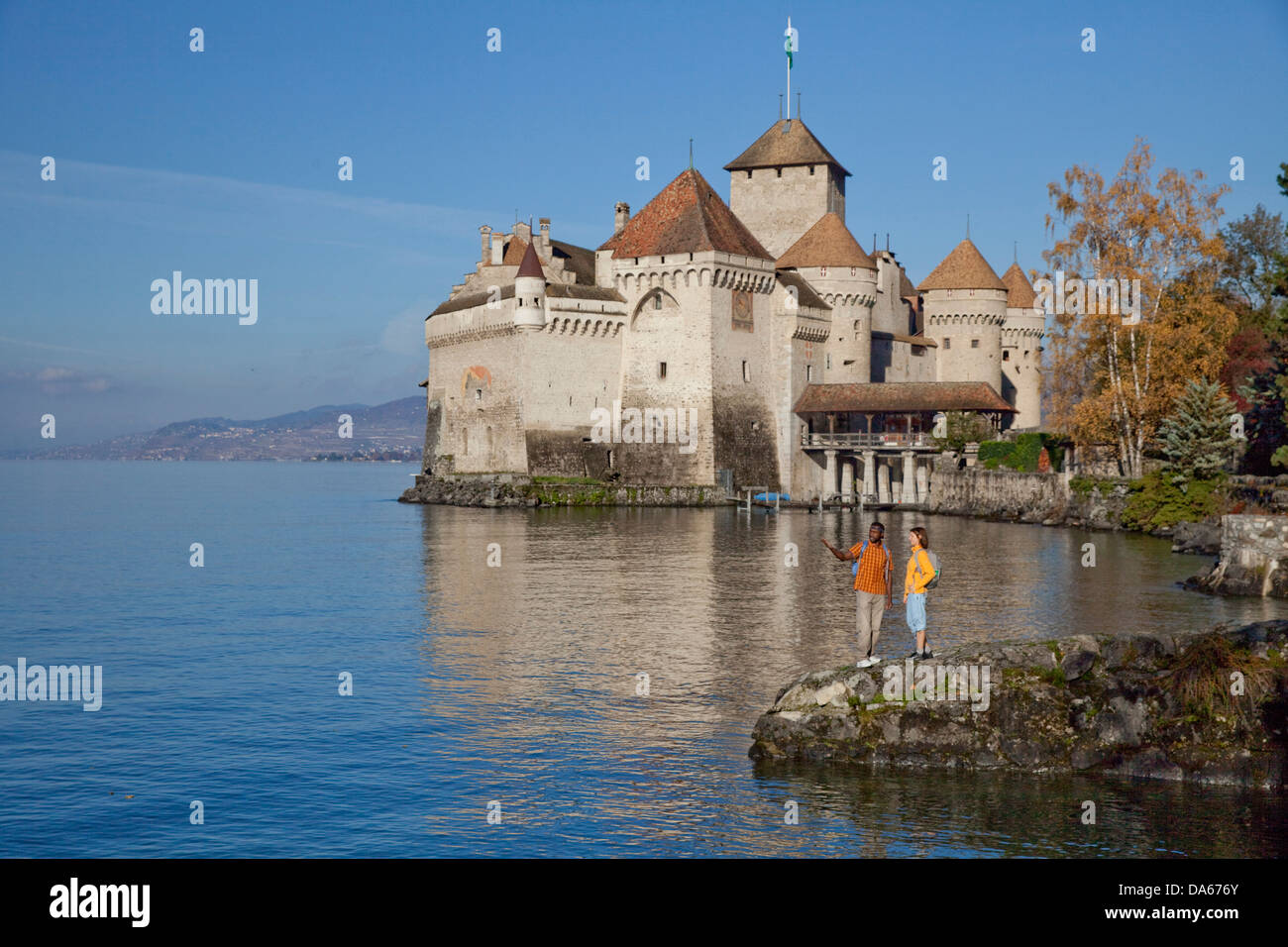 Viaggiatore, Castello di Chillon, autunno, castello, lago, laghi, Canton, VD, Vaud, sul lago di Ginevra, Lac Leman, sentiero, passeggiate, escursioni, tr Foto Stock