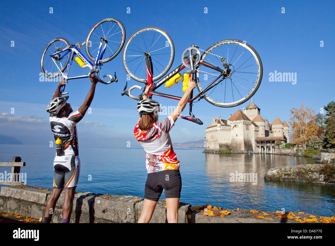 Ciclista, Castello di Chillon, sul lago di Ginevra, l'autunno, castello, lago, laghi, Canton, VD, Vaud, sul lago di Ginevra, Lac Leman, bicicletta, biciclette, Foto Stock