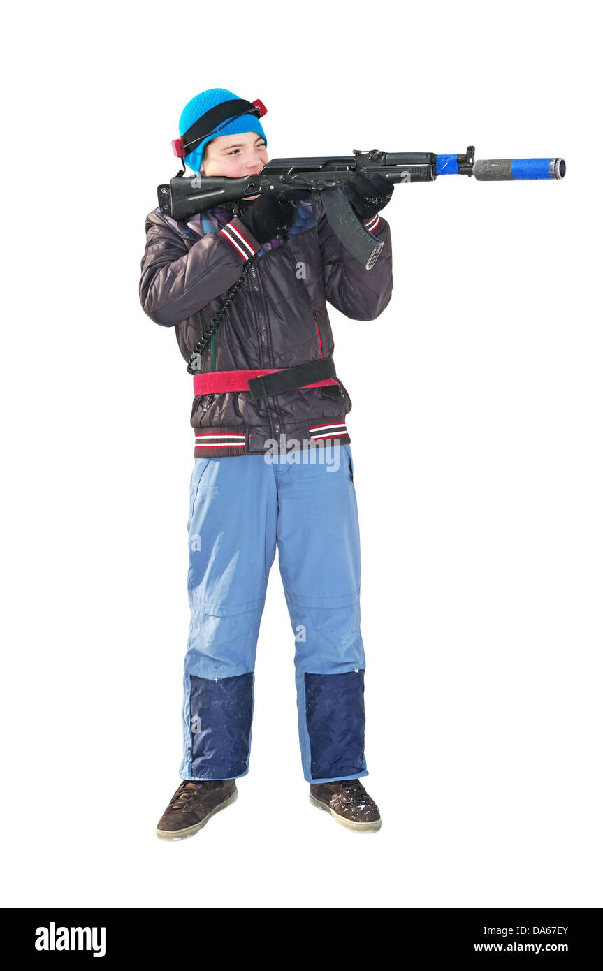 Ragazzo in abbigliamento invernale con una mitragliatrice per giocare tag laser Foto Stock