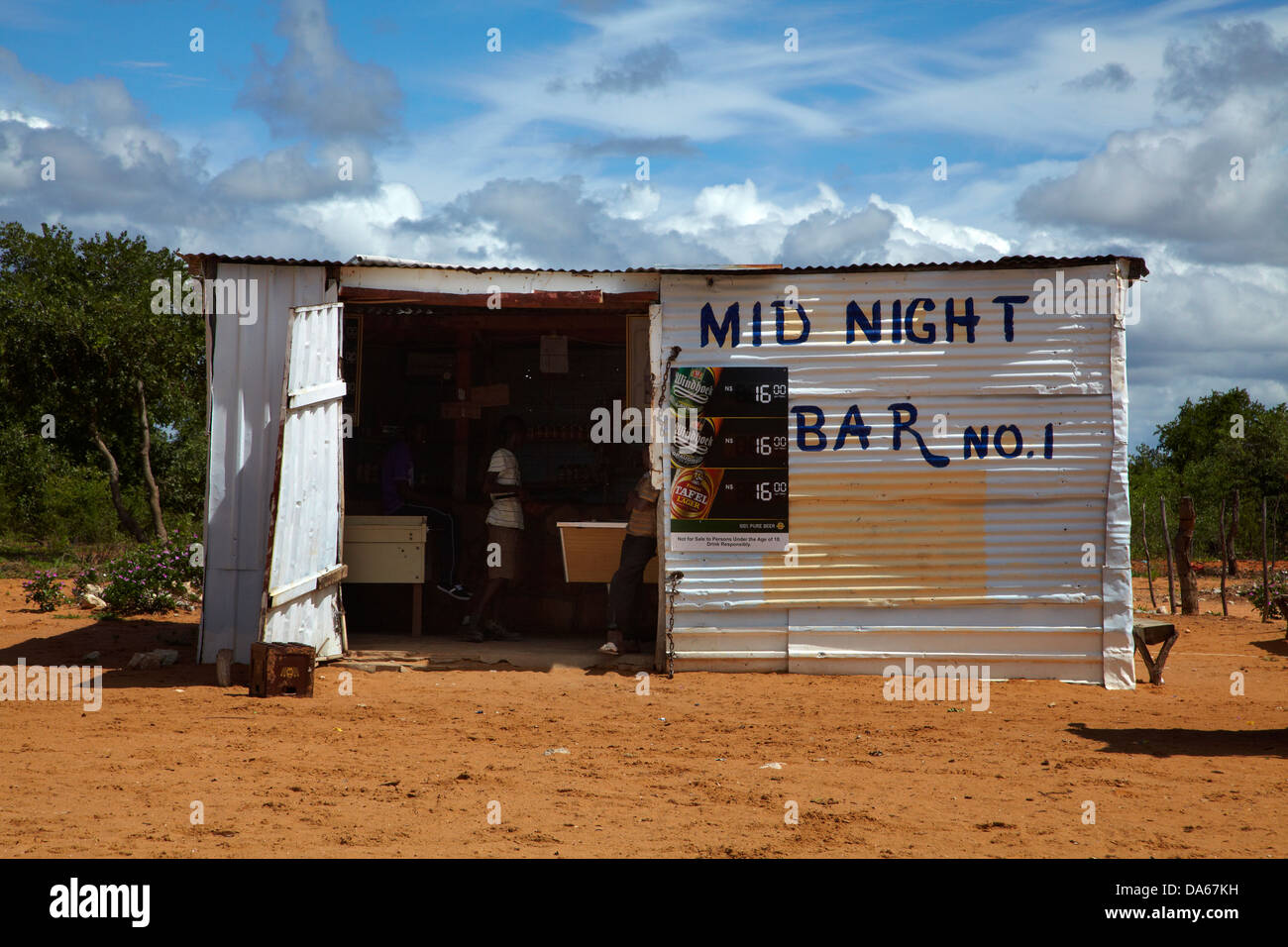 Mid Night Bar No. 1, su C44 road a Tsumkwe, Namibia, Africa Foto Stock