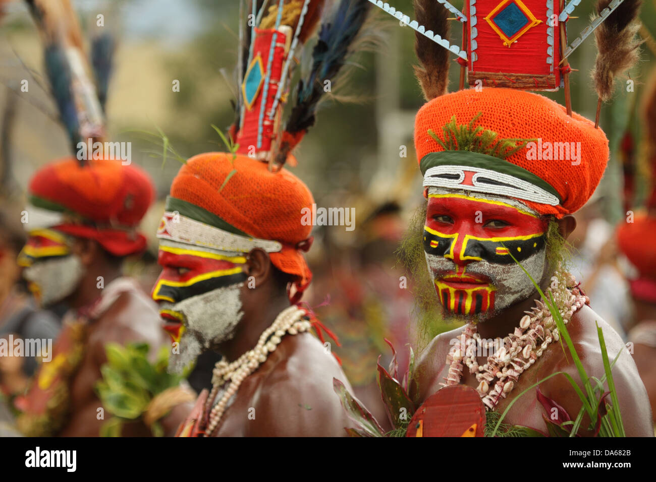 Cultura, etnia, persona, indigeni, persone native, tribù, tribesman, highlander, copricapo, face paint, piume, penne e piume, bi Foto Stock