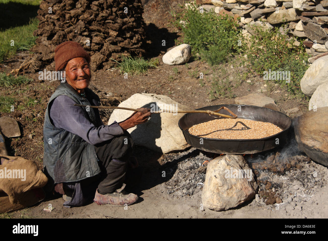 Tradizionale, abito, costume, vecchio, donna donne, tradizionale, indigeni, orzo, torrefazione, Rangdum, Suru, valley, Jammu e Kashmir Foto Stock