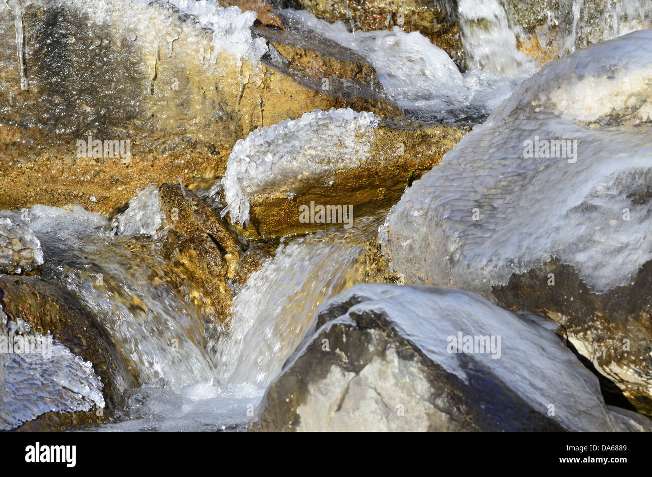 Ruscello di montagna, ghiaccio, rock, cascata, Alpi Mathon, del cantone dei Grigioni, Svizzera Foto Stock