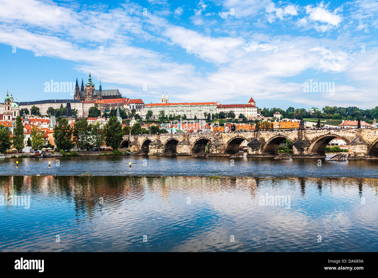 Vista sul Fiume Vltava verso il castello, la Cattedrale di San Vito e il Ponte Carlo, Repubblica Ceca. Foto Stock