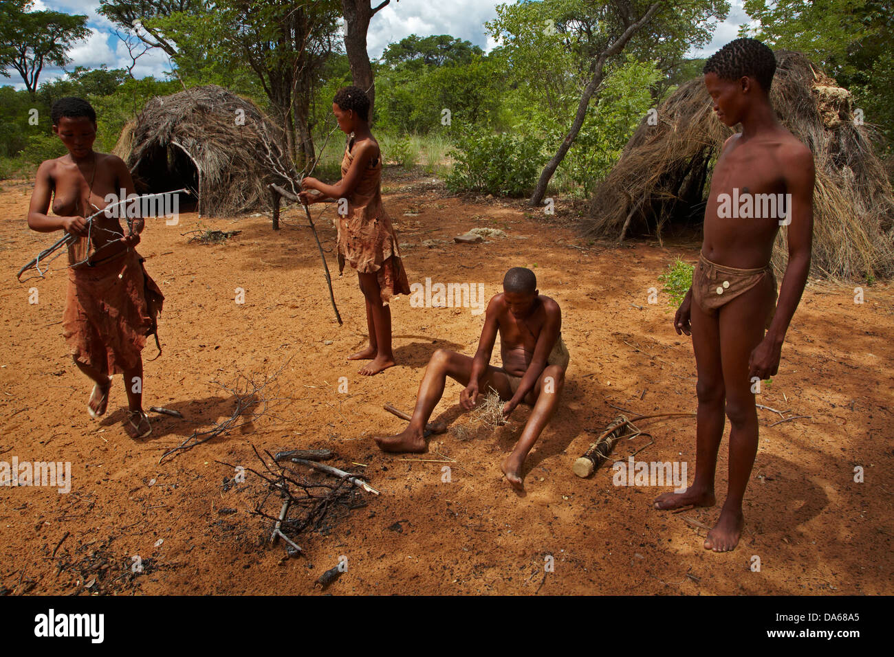 Tradizionale illuminazione antincendio da Ju/'Hoansi-San persone, Museo vivente del Ju/'Hoansi-San, Grashoek, Regione di Otjozondjupa, Namibia Foto Stock