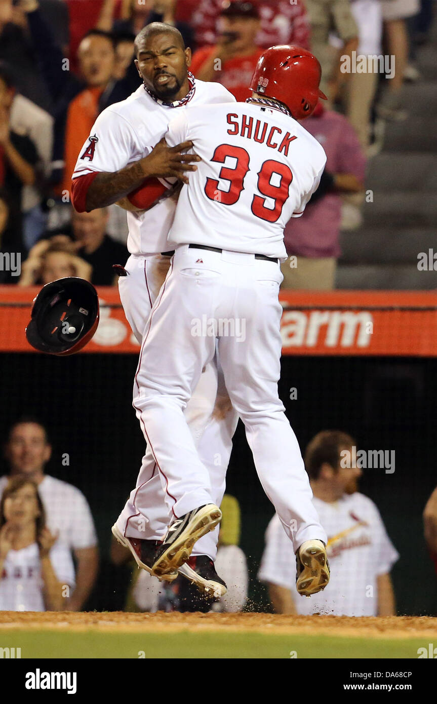 Anaheim, California, USA. 4 Luglio, 2013. Luglio 4, 2013 Anaheim, California: Los Angeles Angeli sinistra fielder J.B. Shuck (39) e Los Angeles angeli secondo baseman Howie Kendrick (47) celebra il walk-off singolo che ha colpito da Los Angeles Angeli shorstop Erick Aybar (2) vincendo il gioco per gli Angeli 65 durante il Major League Baseball gioco tra il St. Louis Cardinals e il Los Angeles Angeli a Angel Stadium il 4 luglio 2013 ad Anaheim, in California. Rob Carmell/CSM/Alamy Live News Foto Stock