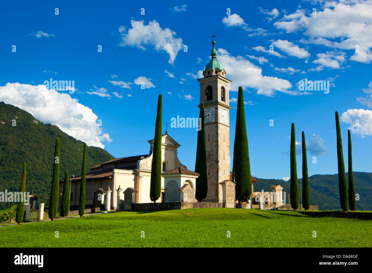 Gentilino, Svizzera, Europa, del cantone Ticino, chiesa, Sant' Abondio, cipressi Foto Stock