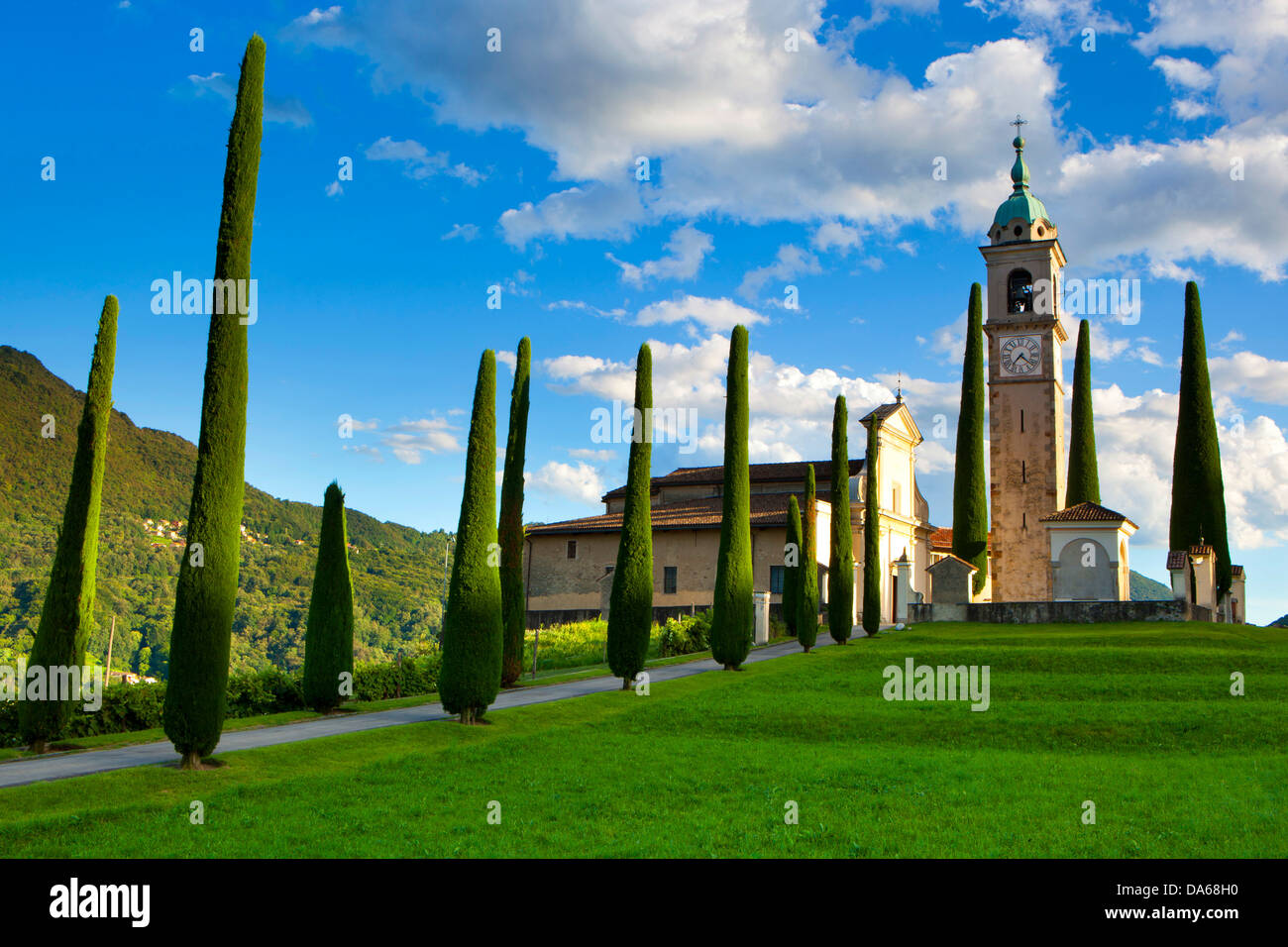 Gentilino, Svizzera, Europa, del cantone Ticino, chiesa, Sant' Abondio, cipressi Foto Stock