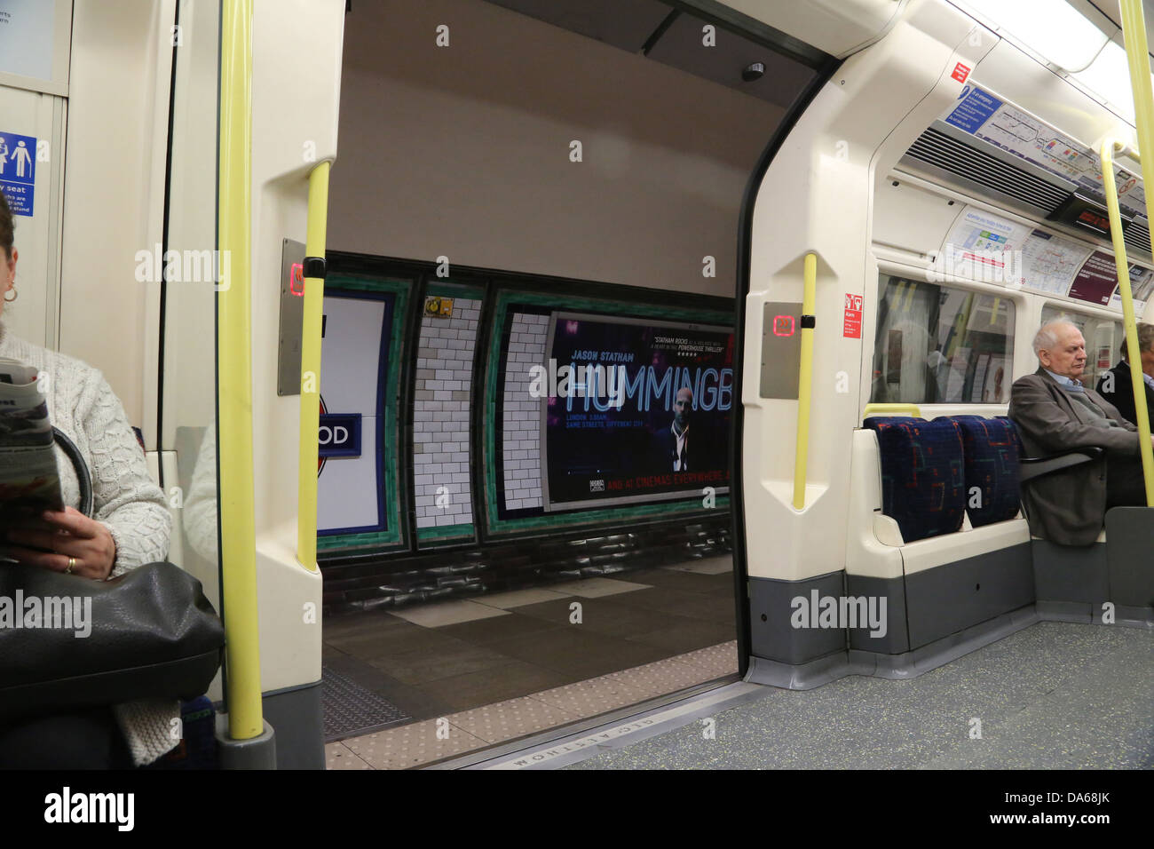 Londra Inghilterra passeggeri su l'insiemetubo sulla Northern Line Stazione porte aperte con vista della piattaforma Foto Stock