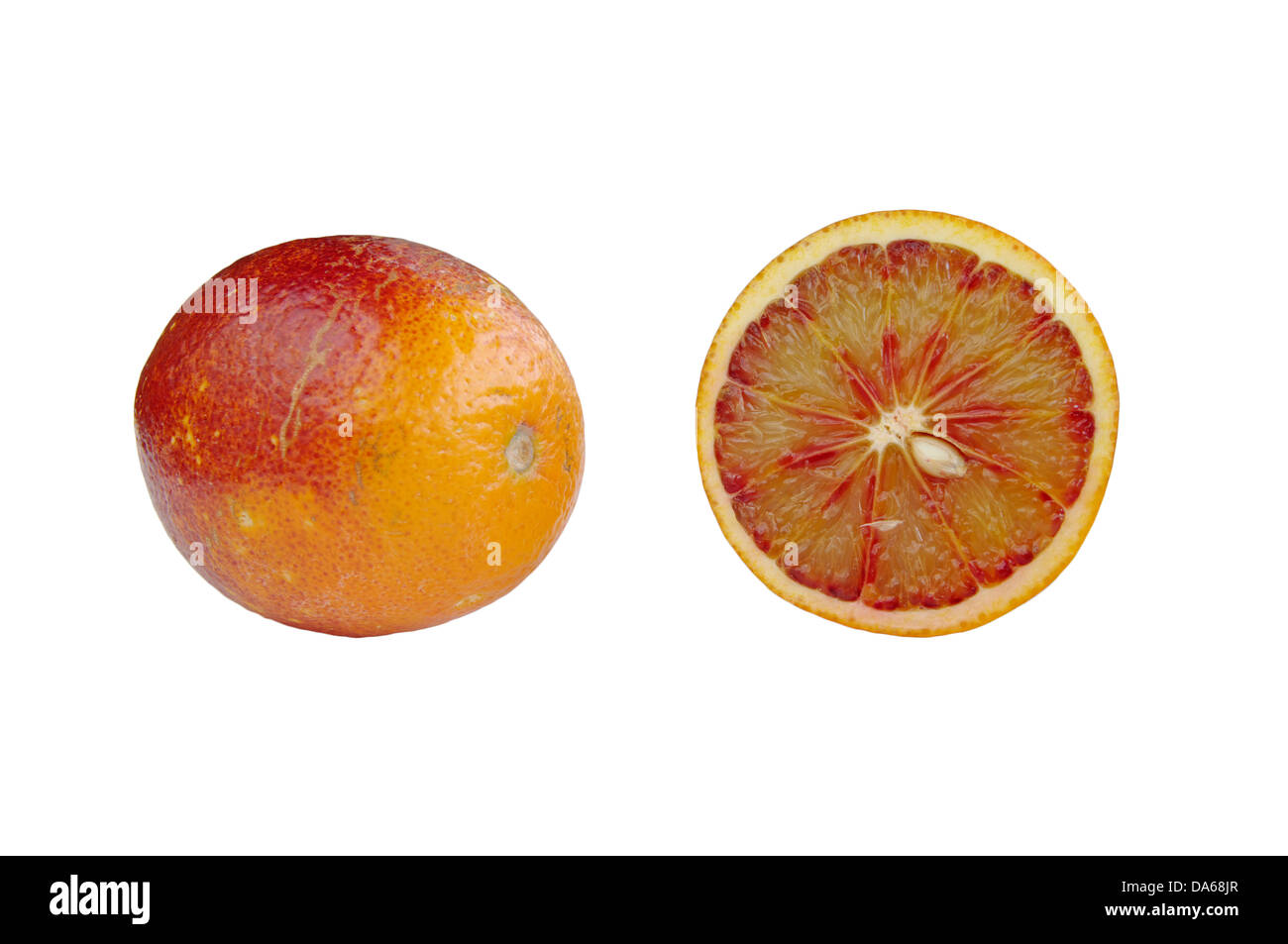 Il sangue rosso arancio slice isolati su sfondo bianco Foto Stock