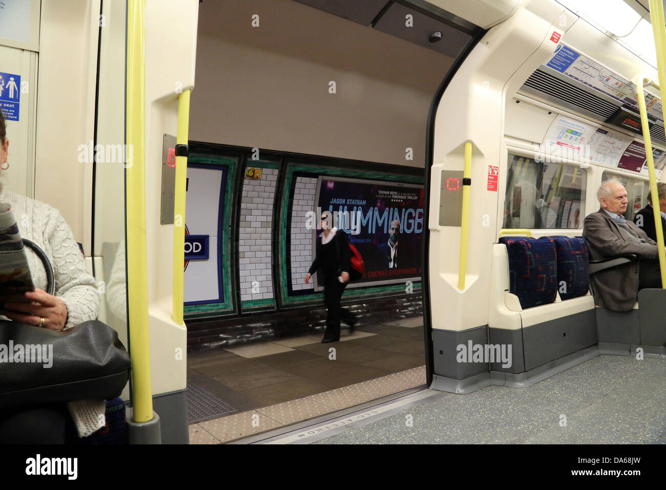 Londra Inghilterra i passeggeri sul tubo sulla Northern Line Stazione porte aperte con vista della piattaforma Foto Stock