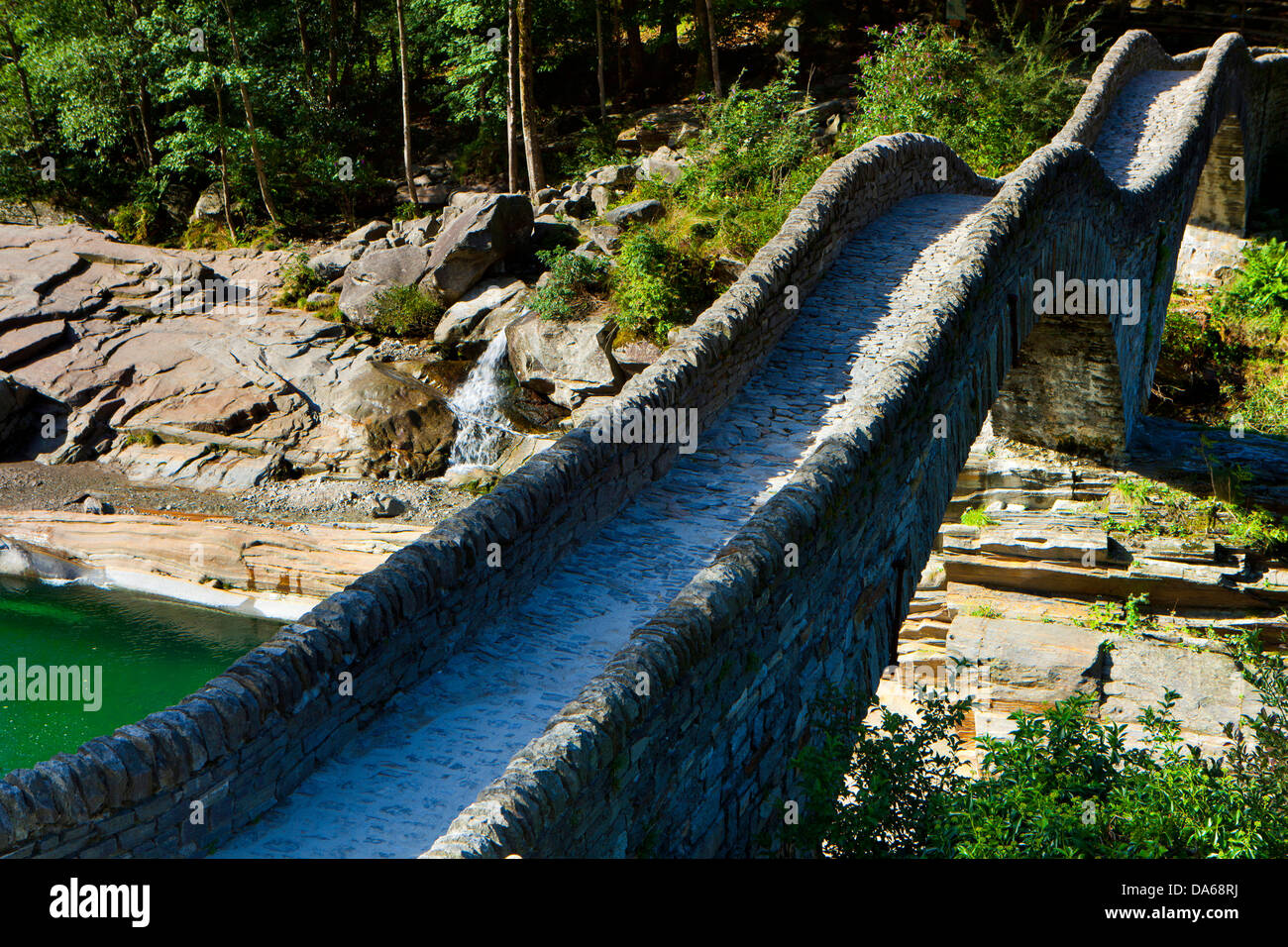 Lavertezzo, Svizzera, Europa, del cantone Ticino, Valle Verzasca, ponte, ponte di pietra Foto Stock