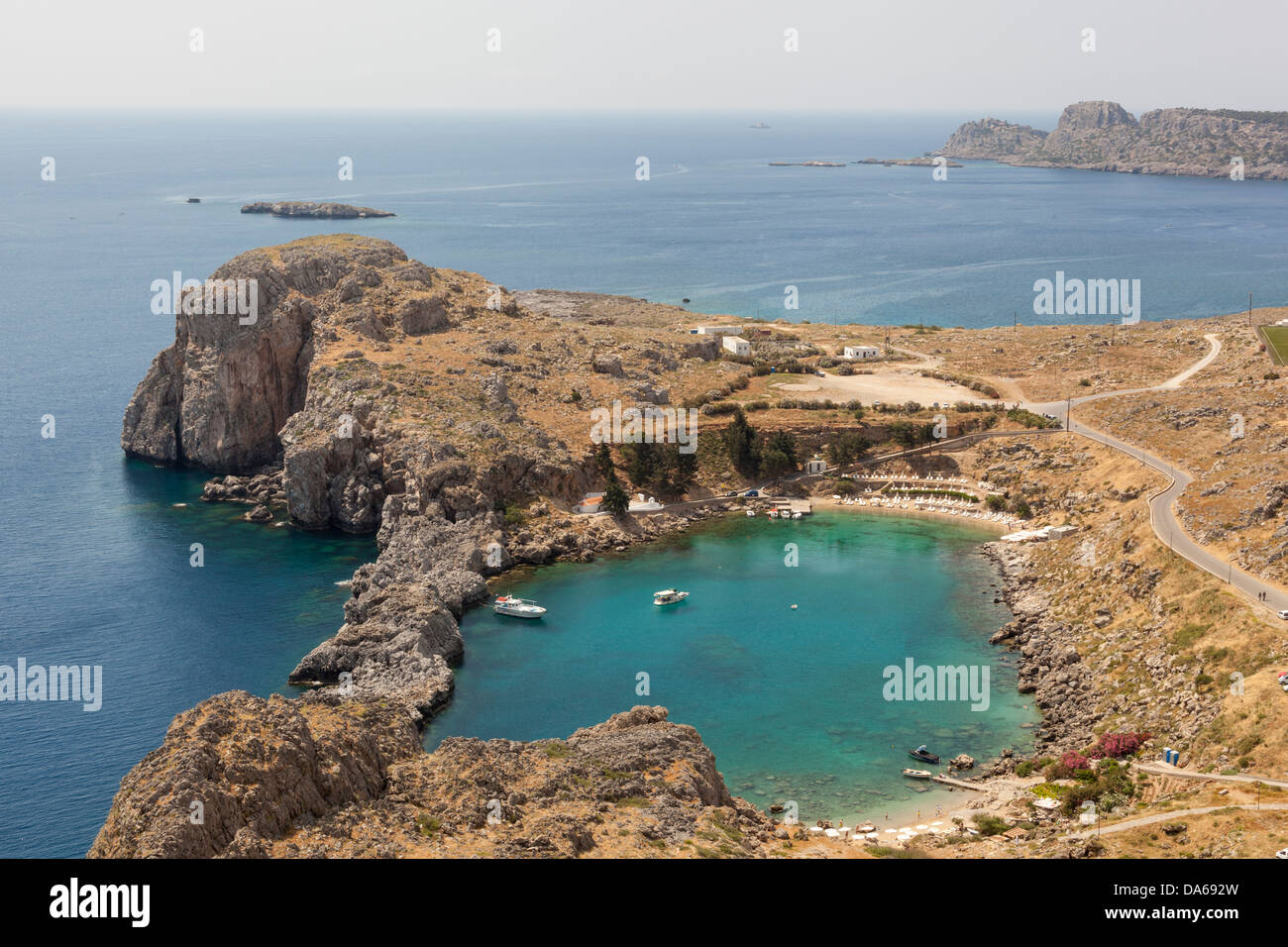 Vista di Saint Paul Bay dall'Acropoli di Lindos Rhodes, Grecia Foto Stock
