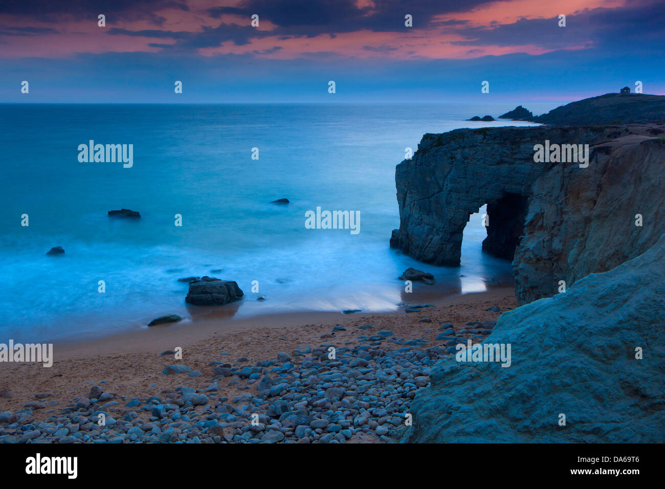 La Côte Sauvage, Francia, Europa, Bretagna, dipartimento Morbihan, costa, rock, Cliff, formazione di roccia, arco, mare, crepuscolo Foto Stock