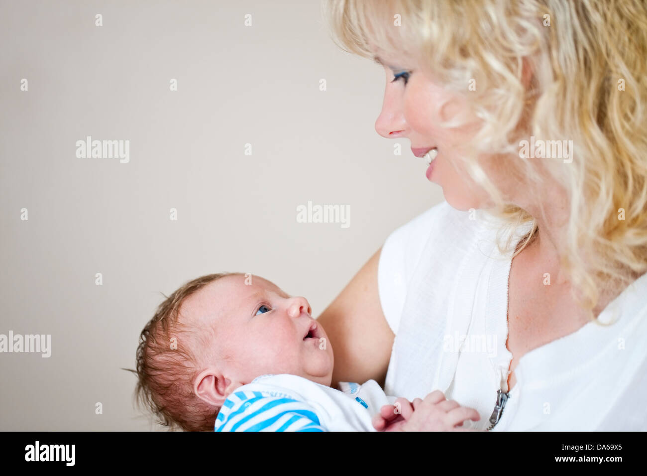 Giovane donna tenendo un neonato Foto Stock