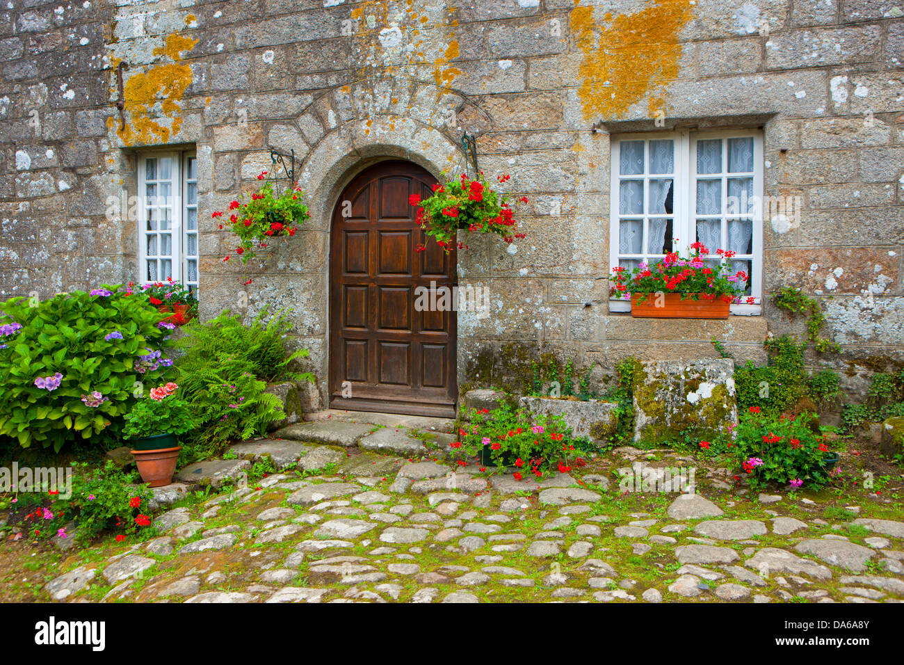 Locronan, Francia, Europa, Bretagna Finistère, villaggio, house, casa, casa di pietra, la decorazione floreale, gerani, hydra Foto Stock